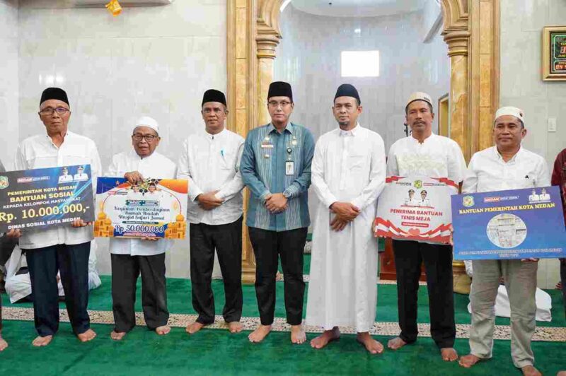Wali Kota Medan, Rico Tri Putra Bayu Waas, melaksanakan Safari Jumat di Masjid Nurul Hidayah, Kecamatan Medan Deli, Jumat (26/9/2025).