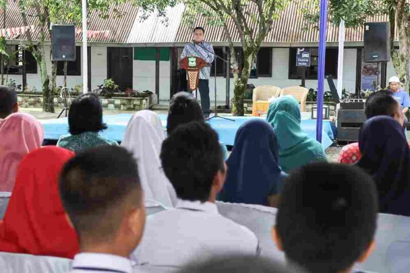 Wali Kota Pematangsiantar Wesly Silalahi, S.H., M.Kn., saat membuka Sosialisasi Pengenalan Forum Anak sebagai Pelopor dan Pelapor di Kantor Dinas Sosial Pemberdayaan Perempuan dan Perlindungan Anak (Dinsos P3A), Jalan Dahlia, Kelurahan Bukit Sofa, Kecamatan Siantar Sitalasari, Kamis (18/9/2025).