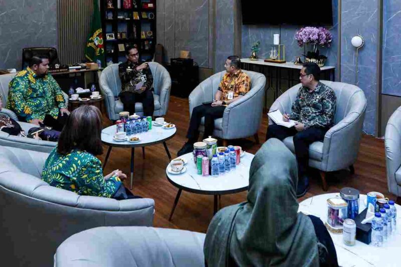 Wali Kota Medan, Rico Tri Putra Bayu Waas, saat menerima audiensi  pengurus Ikatan Pejabat Pembuat Akta Tanah (IPPAT) Kota Medan di Rumah Dinas Wali Kota, Kamis (25/9/2025).