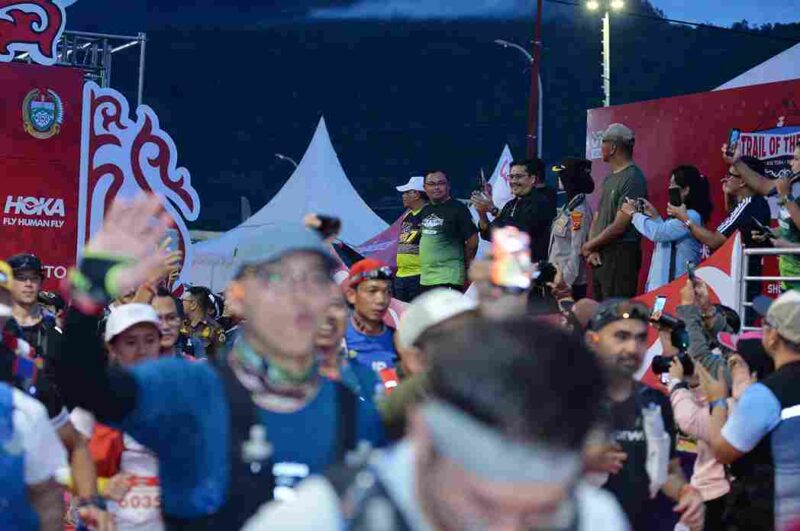 Suasana saat Event  ajang lari lintas alam Trail of The Kings (ToTK) di kawasan Danau Toba, Kabupaten Samosir.  di Tuktuk, Kecamatan Simanindo, Sabtu (18/10/2025). 