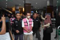 Tersangka ARL dan ASK saat ditahan Kejati Sumut Selasa (14/10)
