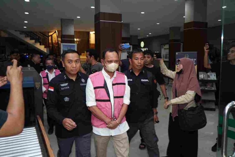 Tersangka ARL dan ASK saat ditahan Kejati Sumut Selasa (14/10)