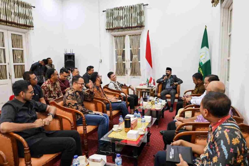  Bupati Aceh Timur Iskandar Usman Al-Farlaky, S.H.I., M.Si menerima audiensi jajaran PT. Pembangunan Aceh (PEMA) di Pendopo Bupati, Kamis, 2 Oktober 2025. 