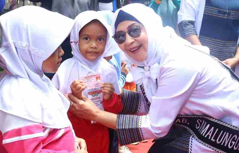 Ketua TP PKK Ny. Hj. Darmawati Anton Achmad Saragih, saat menyapa anak anak. 