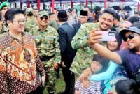 Bupati Simalungun saat mendampingi Gubernur Bobby menyapa masyarakat di HUT TNI -80, Minggu (05/10/2025)