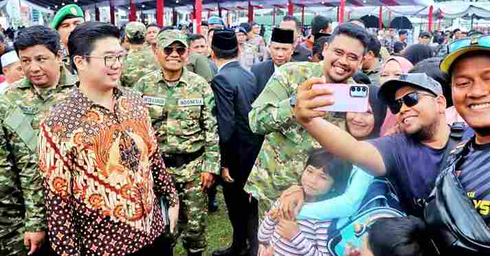Bupati Simalungun saat mendampingi Gubernur Bobby menyapa masyarakat di HUT TNI -80, Minggu (05/10/2025)
