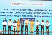 Gubernur Sumatera Utara (Sumut) Bobby Afif Nasution bersama OPD beserta Bupati dan Walikota, secara simbolis menyerahkan akad massal kredit usaha rakyat (KUR) tahun 2025 kepada pelaku usaha, di Aula Raja Inal Siregar lantai 2 kantor Gubernur, Selasa (21/10/2025) 