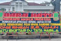Salah satu papan bunga yang dipajang di depan kantor Kejari Pematangsiantar pada Minggu (26/10/2025)