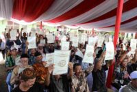 Penerima sertifikat tanah oleh warga. 