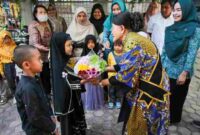 Bunda Pendidikan Anak Usia Dini (PAUD) Kota Pematangsiantar Ny Liswati Wesly Silalahi mengunjungi Sanggar Anak Balita (SAB) Kelurahan Timbang Galung Kecamatan Siantar Barat dan Kelurahan Simarimbun Kecamatan Siantar Marimbun, Rabu (29/10/2025) pagi