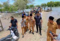 Bupati Aceh Timur saat meninjau lokasi.