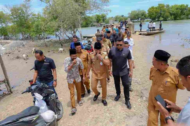 Bupati Aceh Timur saat meninjau lokasi.