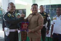 Wakil Bupati Asahan, Rianto, S.H., M.A.P., saat saling bertukar plakat dengan Dandenpom I/1 Pematangsiantar, Letkol Cpm Haru Prabowo, S.H., M.H., M.P.M., di Kantor Subdenpom I/1-4 Kisaran.