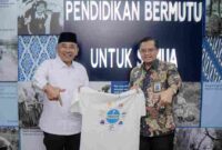 Bupati Simalungun, Dr. H. Anton Achmad Saragih, didampingi Plt. Kadis Pendidikan Kabupaten Simalungun, Ueky Damanik, melakukan pertemuan penting dengan Direktur Jenderal (Dirjen) PAUD, Pendidikan Dasar dan Menengah (PAUD Dikdasmen) Kemendikbudristek, Gogot Suharwoto, di kantor Ditjen PAUD Dikdasmen, Jakarta, pada Rabu (8/10/2025)