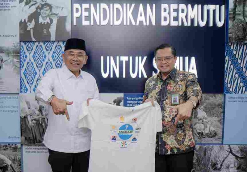 Bupati Simalungun, Dr. H. Anton Achmad Saragih, didampingi Plt. Kadis Pendidikan Kabupaten Simalungun, Ueky Damanik, melakukan pertemuan penting dengan Direktur Jenderal (Dirjen) PAUD, Pendidikan Dasar dan Menengah (PAUD Dikdasmen) Kemendikbudristek, Gogot Suharwoto, di kantor Ditjen PAUD Dikdasmen, Jakarta, pada Rabu (8/10/2025)
