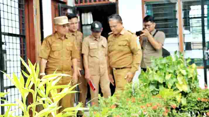 Bupati saat di Kantor Kecamatan Ujung Padang.