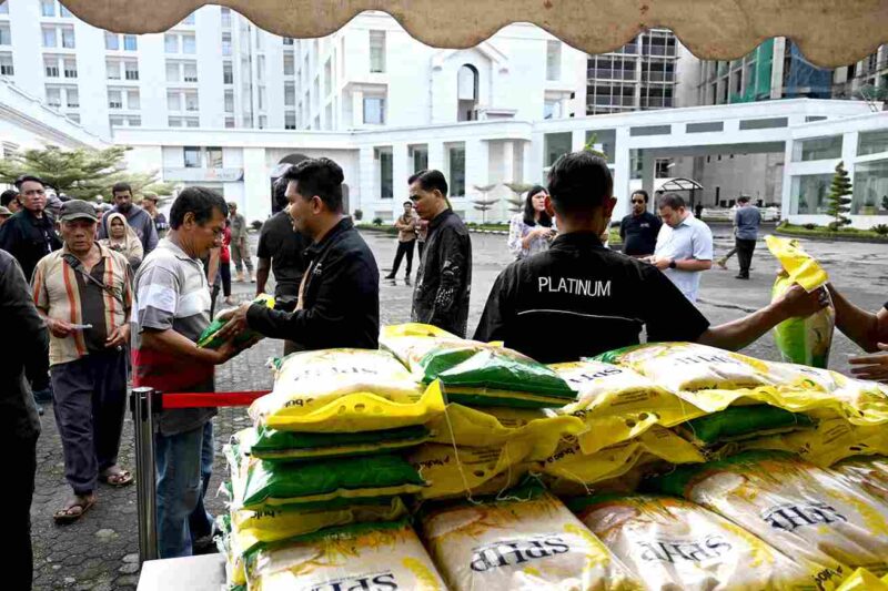 Barisan Bobby Nasution (BBN) Indonesia salurkan 1.000 karung beras 5 kg dengan harga murah kepada masyarakat di Kantor Gubernur Sumut, Jalan Diponegoro Nomor 30, Medan, Jumat (3/10).