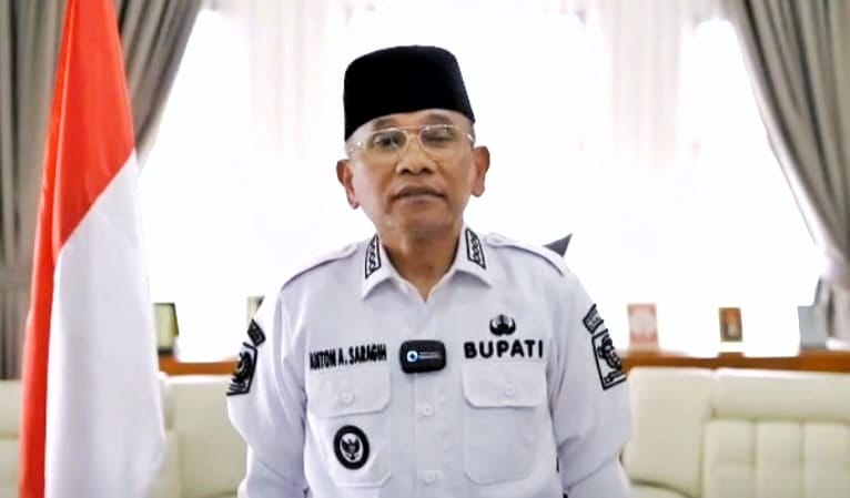 Bupati Simalungun, Dr. H. Anton Achmad Saragih,  saat  di Rumah Dinas Bupati Simalungun, Pamatang Raya, Sumatera Utara, Jum'at (3/10/2025).