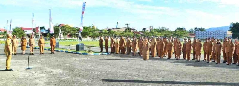 Aparatur Sipil Negara (ASN) di lingkungan Pemerintah Kabupaten (Pemkab) Simalungun menggelar apel pagi sebagai bentuk pembinaan kedisiplinan, peningkatan tanggung jawab, serta penguatan kebersamaan di antara pegawai pada Senin (27/10/2025) di halaman Kantor Sekretariat Daerah Kabupaten Simalungun, Pamatang Raya, Sumatera Utara.