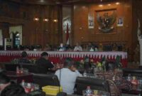 Wakil Bupati Asahan, Rianto, S.H., M.A.P., saat membacakan penjelasan pemerintah atas pandangan umum fraksi-fraksi DPRD terkait Nota Keuangan dan Ranperda APBD Kabupaten Asahan Tahun Anggaran 2026.