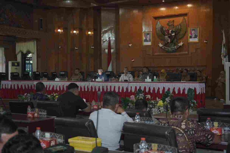 Wakil Bupati Asahan, Rianto, S.H., M.A.P., saat membacakan penjelasan pemerintah atas pandangan umum fraksi-fraksi DPRD terkait Nota Keuangan dan Ranperda APBD Kabupaten Asahan Tahun Anggaran 2026.