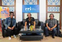 Kepala Bidang Perumahan Dinas Perumahan Kawasan Permukiman Sumut Bustami Rangkuti bersama Pemimpin Bidang Kualitas Monitoring Divisi Ritel PT Bank Sumut Ahmad Abdullah pada dialog interaktif di Pro 1 RRI Medan, Kamis (23/10/2025).