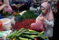 Masyarakat antusias membeli cabai merah dengan harga Rp 35ribu/kg di Pasar Pasar Tradisional Petisah Medan, Sabtu (25/10/2025). 