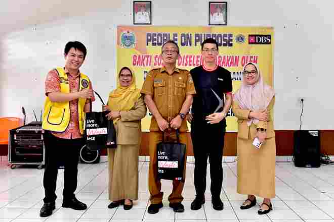 Kepala Bidang Pemberdayaan Sosial, Dinas Sosial (Dinsos) Provinsi Sumatera Utara (Sumut) Parlin didampingi Kepala Unit Pelaksana Teknis Dinas (UPTD) Pelayanan Sosial Anak Balita Medan, Dinas Dinsos Pronsi Sumut, Lily Maulina Lubis memerima kunjungan kegiatan sosial bertajuk “People on Purpose” yang digagas oleh Bank DBS (Development Bank of Singapore) bersama Lion Club Bankers di UPTD Pelayanan Sosial Anak Balita Medan, Jalan Tengku Amir Hamzah No. 59A, Medan, Selasa (28/10/2025).