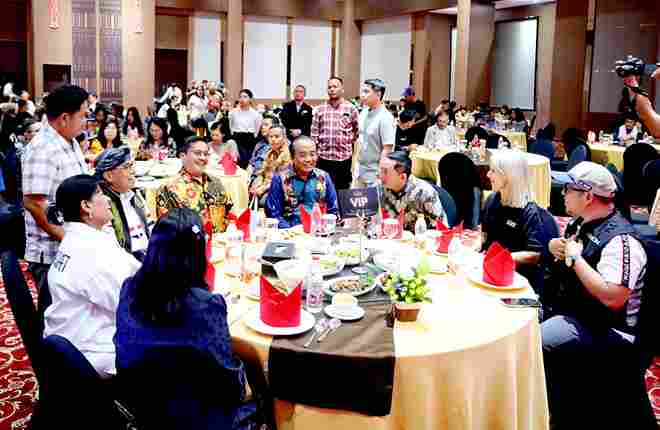 Sekretaris Daerah Provinsi (Sekdaprov) Sumatera Utara (Sumut) Togap Simangunsong menghadiri malam penyambutan (welcome dinner) bagi peserta dari 26 negara yang akan berkompetisi dalam ajang lari lintas alam bergengsi internasional Trail of the Kings™ – Lake Toba by UTMB® 2025 di Labersa Hotel Samosir, Jalan Raya Simanindo Pangururan, Kamis (16/10/2025).
