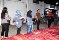 Kepala Biro Perekonomian Setdaprov Sumut, Poppy Marulita Hutagalung,  menerima kedatangan tahap pertama cabai merah dari Jawa, di Pasar Lau Cih, Medan, Sabtu (18/10/2025). 