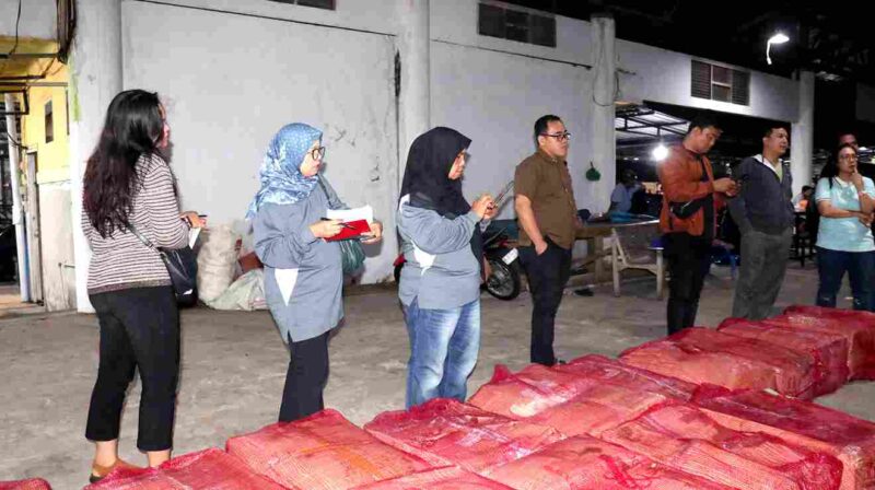 Kepala Biro Perekonomian Setdaprov Sumut, Poppy Marulita Hutagalung,  menerima kedatangan tahap pertama cabai merah dari Jawa, di Pasar Lau Cih, Medan, Sabtu (18/10/2025). 