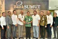 Direktur Bisnis dan Syariah Bank Sumut, Syafrizalsyah menyaksikan acara penandatangan perjanjian kerja sama PT Bank Sumut DPD Real Estate Indonesia (REI) Sumut, terkait Program Penyediaan Dukungan KPR FLPP kepada Masyarakat Berpenghasil Rendah (MBR) yang ada di Provinsi Sumut. Penandatangan tersebut dilaksanakan di Gedung Kantor Pusat Bank Sumut, Jalan Imam Bonjol Medan, Rabu (15/10/2025).
