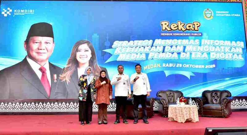 Asisten Administrasi Umum Pemerintah Provinsi Sumatera Utara (Sumut) Muhammad Suib bersama Kepala Dinas Kominikasi dan Informatika Sumut Erwin Hotmansah Harahap menghadiri acara Rembuk Komunikasi Publik (REKAP) yang diselenggarakan oleh Kementrian Komunikasi dan Digital (Komdigi) Republik Indonesia di Aula Beringin Badan Pengembangan Sumber Daya Manusia (BPSDM) Provinsi Sumut, Jalan Perintis Kemerdekaan Medan, Rabu (29/10/2025).