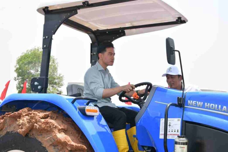 Wapres menanam benih jagung dengan mengendarai mobile tractor R4 di atas lahan siap tanam seluas 50 hektare. Penanaman simbolis tersebut menjadi penanda dimulainya Penanaman Jagung Serentak Kuartal IV di 33 titik lokasi binaan Polri di seluruh Indonesia, dengan total luas lahan mencapai lebih dari 3.000 hektare.