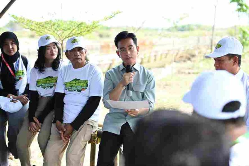 Wakil Presiden Gibran Rakabuming Raka saat berdialog dengan pegiat lingkungan muda dalam kegiatan penanaman mangrove di Taman Mangrove Ketapang, Kecamatan Mauk, Kabupaten Tangerang, Provinsi Banten, Senin (27/10/2025).