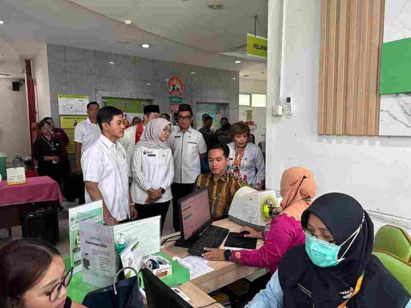 Wakil Presiden (Wapres) Gibran Rakabuming Raka  Dalam momentum ulang tahunnya, Wapres mengikuti langsung program Cek Kesehatan Gratis (CKG) di Puskesmas Menteng, Jakarta Pusat, pada Jumat (31/10/2025).