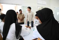 Wakil Presiden (Wapres) Gibran Rakabuming Raka melanjutkan kunjungan kerjanya ke Sofifi, Kota Tidore Kepulauan, Kamis (16/10/2025). Tujuan pertamanya di wilayah tersebut adalah Sekolah Rakyat SMA-IPWL Akekolano yang berlokasi di Desa Akekolano, Kecamatan Oba Utara.