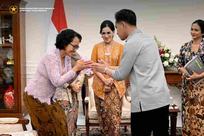 Wakil Presiden (Wapres) Gibran Rakabuming menerima audiensi Komunitas Kebaya Menari di Istana Wakil Presiden, Jakarta, Jumat (03/10/2025). 