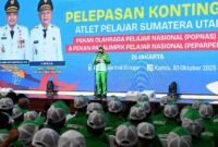 Gubernur Sumatera Utara (Sumut) Bobby Afif Nasution didampingi Ketua KONI Sumut Hatunggal Siregar, Kepala Dinas Kepemudaan dan Keolahragaan Mahfullah Pratama Daulay,  serta sejumlah  OPD melepas Kontingen POPNAS XVII dan PEPARPENAS XI tahun 2025 di Aula  Raja Inal Siregar, Kantor Gubernur, Kamis (30/10/2025).