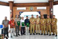 Gubernur Sumatera Utara (Sumut) Muhammad Bobby Afif Nasution menandatangani Memorandum of Understanding (MoU) dengan sejumlah Non-Governmental Organization (NGO) di bidang lingkungan, di Kantor Gubernur Sumut, Jalan Diponegoro Nomor 30, Medan, Senin (27/10/2025). 