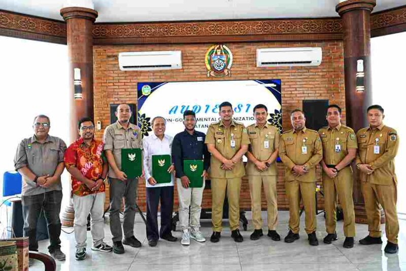 Gubernur Sumatera Utara (Sumut) Muhammad Bobby Afif Nasution menandatangani Memorandum of Understanding (MoU) dengan sejumlah Non-Governmental Organization (NGO) di bidang lingkungan, di Kantor Gubernur Sumut, Jalan Diponegoro Nomor 30, Medan, Senin (27/10/2025). 