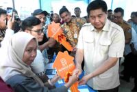 Gubernur Sumatera Utara (Sumut) Bobby Afif Nasution bersama Bupati Deliserdang Asri Ludin Tambuan mendampingi Menteri Perumahan dan Permukiman Republik Indonesia Maruarar Sirait pada kunjungan kerja meninjau perumahan subsidi SMK Residence 2 di Jalan Sentosa, Lubukpakam, Kabupaten Deliserdang, Selasa (7/10/2025).