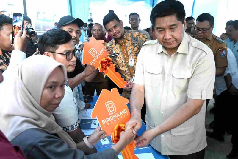 Gubernur Sumatera Utara (Sumut) Bobby Afif Nasution bersama Bupati Deliserdang Asri Ludin Tambuan mendampingi Menteri Perumahan dan Permukiman Republik Indonesia Maruarar Sirait pada kunjungan kerja meninjau perumahan subsidi SMK Residence 2 di Jalan Sentosa, Lubukpakam, Kabupaten Deliserdang, Selasa (7/10/2025).