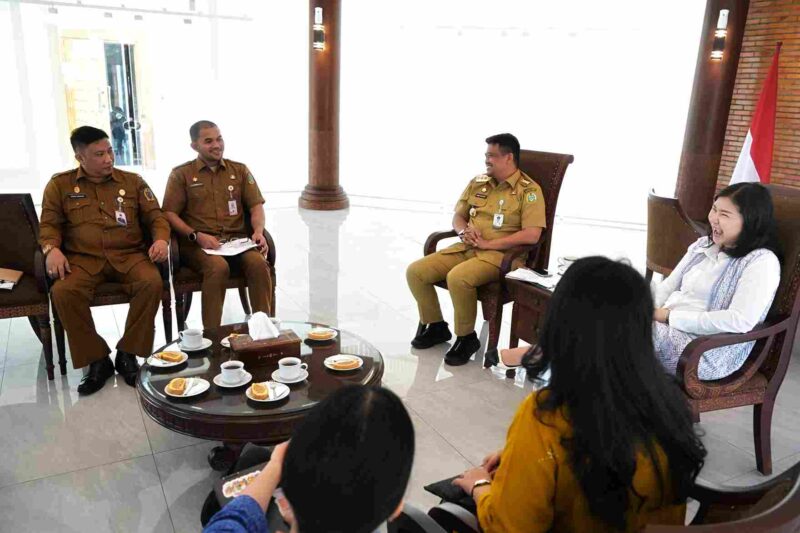 Gubernur Sumatera Utara (Sumut) Bobby Afif Nasution, di dampingi OPD, menerima audiensi tim Google for Education di Anjungan lantai 9, Kantor Gubernur Sumut, Jalan Pangeran Diponegoro Nomor 30 Medan, Senin (6/10/2025).