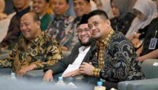 Gubernur Sumatera Utara (Sumut) Muhammad Bobby Afif Nasution menghadiri Wisuda Sarjana Universitas Al-Washliyah (Univa) Medan di Gedung Selecta, Jalan Listrik Medan, Kamis (30/10/2025).