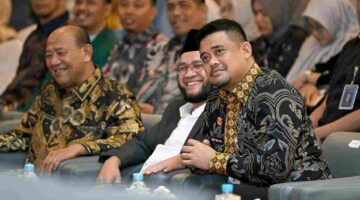 Gubernur Sumatera Utara (Sumut) Muhammad Bobby Afif Nasution menghadiri Wisuda Sarjana Universitas Al-Washliyah (Univa) Medan di Gedung Selecta, Jalan Listrik Medan, Kamis (30/10/2025).