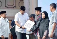 Gubernur Sumatera Utara (Sumut) Bobby Nasution menyerahkan Zakat secara simbolis kepada para penerima manfaat pada Penyerahan Zakat Triwulan III oleh Badan Amil Zakat Nasional (Baznas) Provinsi Sumut di Aula Raja Inal Siregar Lantai 2 Kantor Gubernur Sumut Jalan Diponegoro Kota Medan, Rabu (15/10).