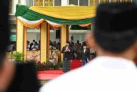 Gubernur Sumatera Utara (Sumut) Muhammad Afif Bobby Nasution memimpin apel Peringatan Hari Santri Tingkat Provinsi Sumut Tahun 2025 di Lapangan Merdeka Binjai Jalan Jenderal Sudirman Kota Binjai, Rabu (22/10/2025).