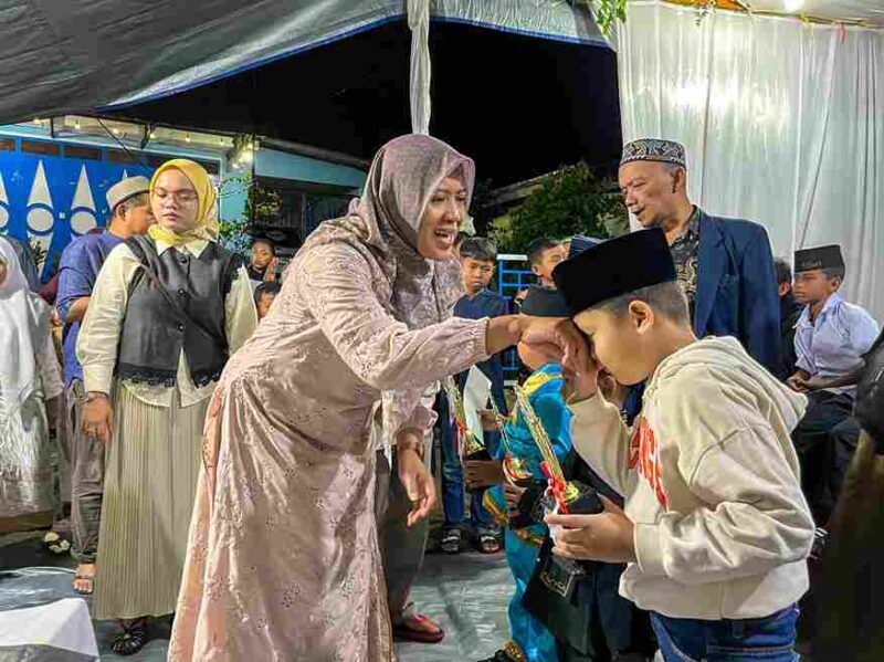 Wakil Wali Kota Herlina, S.E., M.Si. tetap menghadiri peringatan Maulid Nabi Muhammad SAW 1447 H di Masjid Al Ikhlas, Jalan Tangki, Kelurahan Naga Pita, Kecamatan Siantar Martoba, Sabtu (11/10/2025) malam.