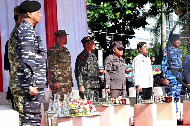 Gubernur Sumatera Utara (Sumut) Muhammad Bobby Afif Nasution bersama Ketua DPRD Sumut Erni Ariyanti Sitorus, Kapolda Sumut  Irjen Pol Whisnu Hermawan Februanto, Kajati Sumut Harli Siregar, serta unsur Forkopimda lainnya menghadiri Upacara HUT ke-80 TNI  di Kawasan Lapangan Merdeka Medan, Minggu (05/10/2025).